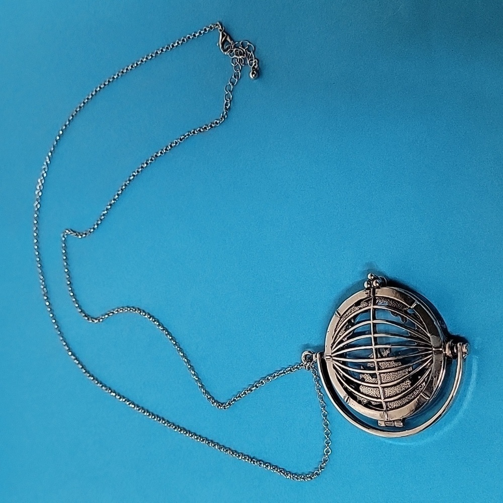 Globe 5X Magnifier Magnifying Glass Top Sliding Magnet Pendant Necklace